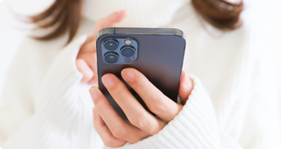 スマートフォンを持っている女性