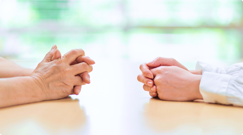 手を組んでいる様子